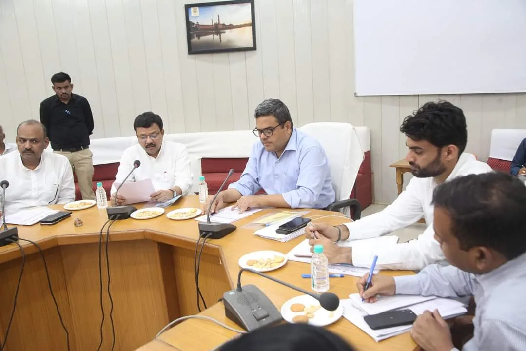 हज यात्रियों की सुविधाओं के लिए संभागायुक्त ने संबंधित विभागों की ली बैठक एवं दिए आवश्यक दिशा निर्देश | New India Times