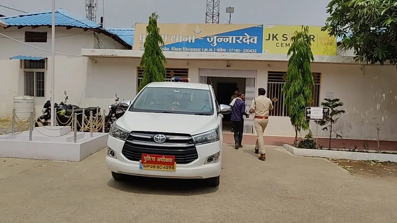 गंजेड़ियों को नशा करते हुए पुलिस ने पकड़ कर किया मामला दर्ज, नशेड़ियों में मचा हड़कंप | New India Times