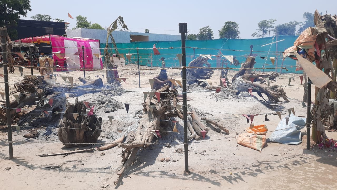 चिलचिलाती धूप में 5 दिन से चारों तरफ आग जलाकर तप करने बैठे बाबा महावीर 1 चिलचिलाती धूप में 5 दिन से चारों तरफ आग जलाकर तप करने बैठे बाबा महावीर | New India Times