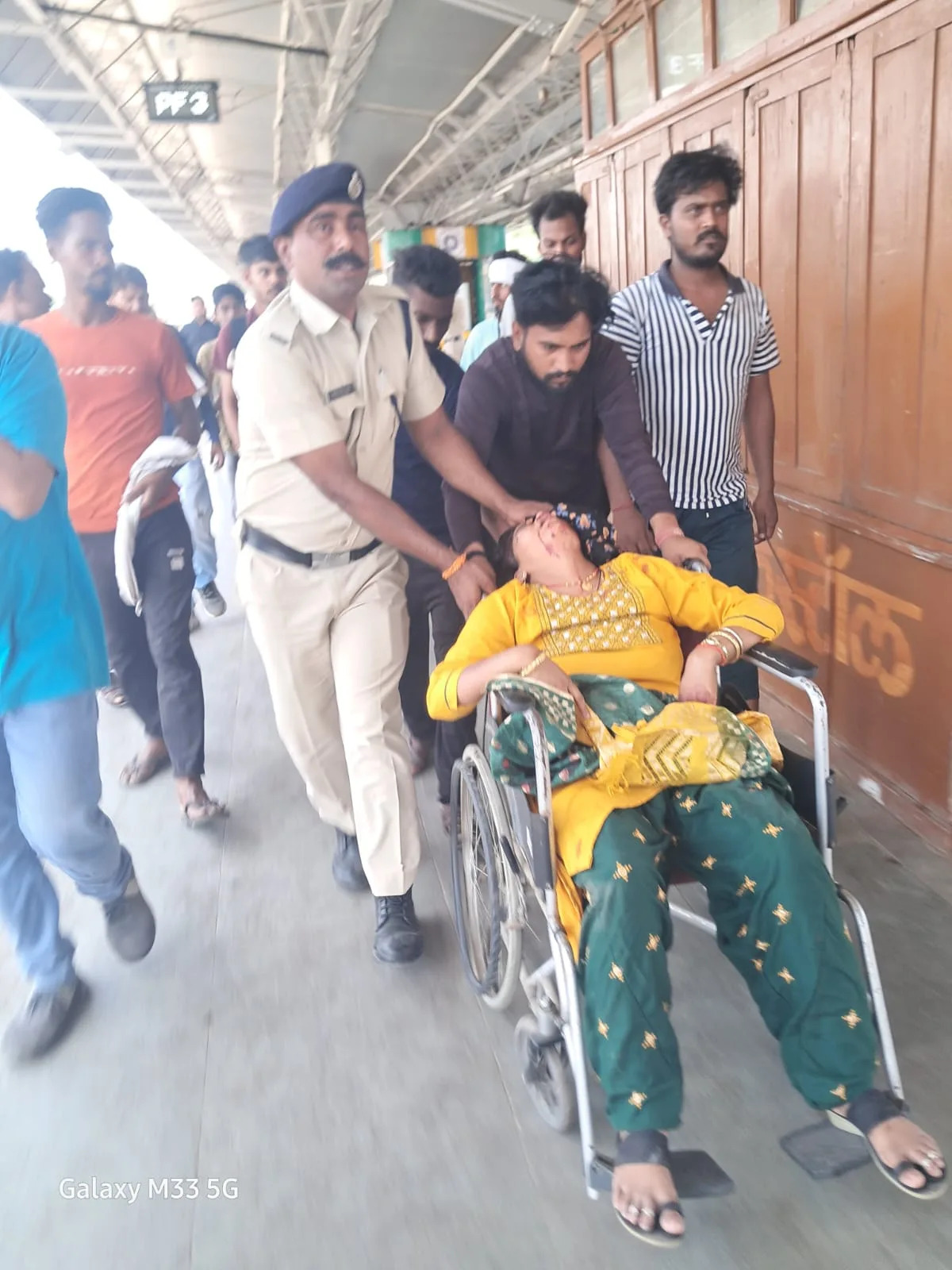 रेलवे कर्मचारी की सुझबूझ से महिला यात्री की बची जान, रेल प्रशासन की यात्रियों से सावधानी बरतने की अपील | New India Times