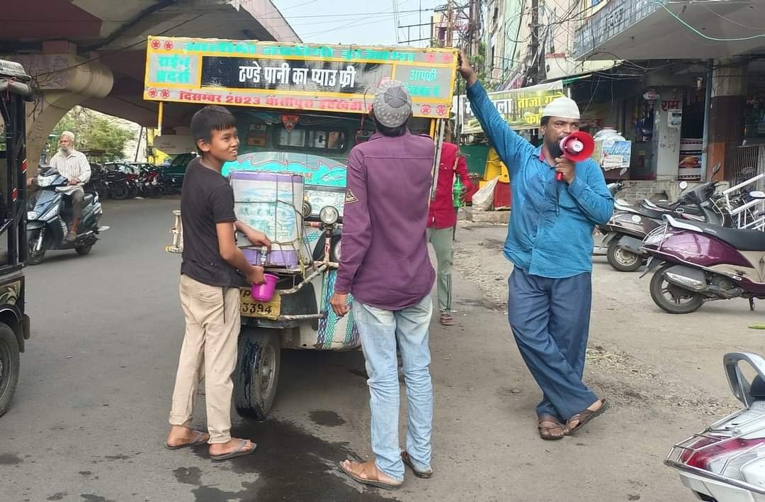 भीषण गर्मी के बीच अपनी जान की परवाह किए बेगैर असलम खान भोपाल की सड़कों पर ठंडे पानी के ज़रिए लोगों की प्यास बुझाने का कर रहे हैं प्रयास 1 भीषण गर्मी के बीच अपनी जान की परवाह किए बेगैर असलम खान भोपाल की सड़कों पर ठंडे पानी के ज़रिए लोगों की प्यास बुझाने का कर रहे हैं प्रयास | New India Times