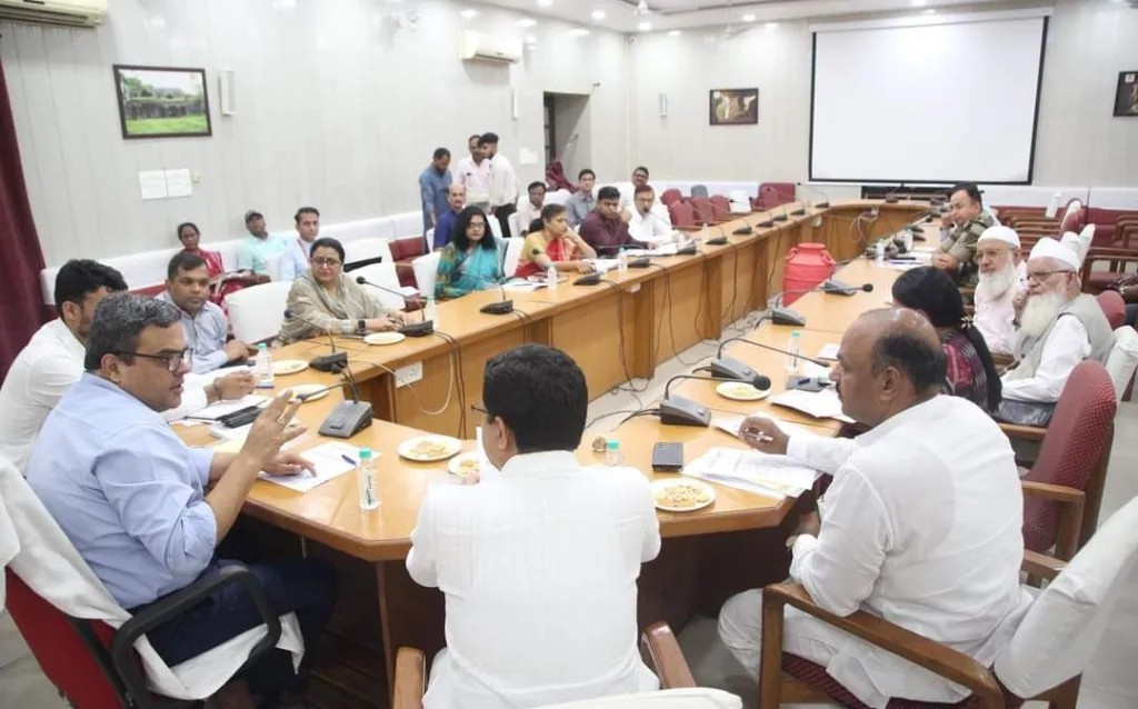 हज यात्रियों की सुविधाओं के लिए संभागायुक्त ने संबंधित विभागों की ली बैठक एवं दिए आवश्यक दिशा निर्देश | New India Times