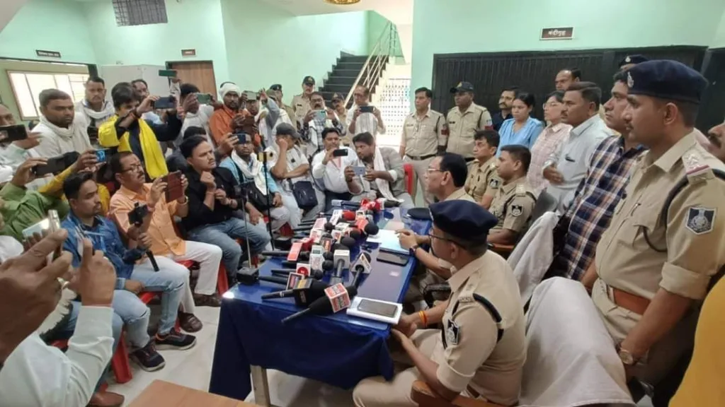 थाना शिकारपुरा अंतर्गत प्रतापपुरा क्षेत्र में गुम हुई 6 वर्ष की मासुम बालिका के सनसनीखेज़ हत्याकाण्ड में पुलिस ने 24 घण्टे के अंदर किया खुलासा 2 थाना शिकारपुरा अंतर्गत प्रतापपुरा क्षेत्र में गुम हुई 6 वर्ष की मासुम बालिका के सनसनीखेज़ हत्याकाण्ड में पुलिस ने 24 घण्टे के अंदर किया खुलासा | New India Times