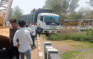 यमदूत बने तेज़ रफ्तार डम्पर को देख महिला कन्हान नदी में कूदी, डम्पर भी दोनों साइड की रेलिंग तोड़कर हवा में लटका 2 यमदूत बने तेज़ रफ्तार डम्पर को देख महिला कन्हान नदी में कूदी, डम्पर भी दोनों साइड की रेलिंग तोड़कर हवा में लटका | New India Times