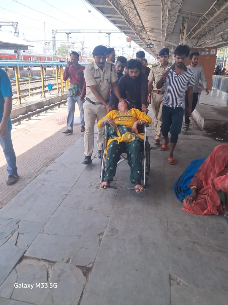 रेलवे कर्मचारी की सुझबूझ से महिला यात्री की बची जान, रेल प्रशासन की यात्रियों से सावधानी बरतने की अपील 2 रेलवे कर्मचारी की सुझबूझ से महिला यात्री की बची जान, रेल प्रशासन की यात्रियों से सावधानी बरतने की अपील | New India Times