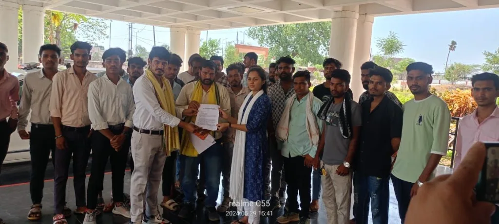 मध्य प्रदेश के सिंधी में सात छात्राओं के साथ हुए शोषण एवं अन्याय के विरुद्ध में महामहिम राज्यपाल के नाम से जयस एवं एसीएस ने सौंपा ज्ञापन 2 मध्य प्रदेश के सिंधी में सात छात्राओं के साथ हुए शोषण एवं अन्याय के विरुद्ध में महामहिम राज्यपाल के नाम से जयस एवं एसीएस ने सौंपा ज्ञापन | New India Times