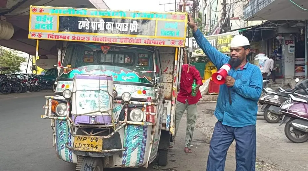 भीषण गर्मी के बीच अपनी जान की परवाह किए बेगैर असलम खान भोपाल की सड़कों पर ठंडे पानी के ज़रिए लोगों की प्यास बुझाने का कर रहे हैं प्रयास 2 भीषण गर्मी के बीच अपनी जान की परवाह किए बेगैर असलम खान भोपाल की सड़कों पर ठंडे पानी के ज़रिए लोगों की प्यास बुझाने का कर रहे हैं प्रयास | New India Times