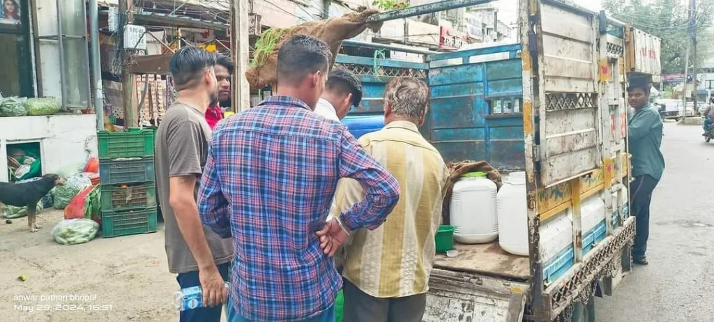 भीषण गर्मी के बीच अपनी जान की परवाह किए बेगैर असलम खान भोपाल की सड़कों पर ठंडे पानी के ज़रिए लोगों की प्यास बुझाने का कर रहे हैं प्रयास 3 भीषण गर्मी के बीच अपनी जान की परवाह किए बेगैर असलम खान भोपाल की सड़कों पर ठंडे पानी के ज़रिए लोगों की प्यास बुझाने का कर रहे हैं प्रयास | New India Times