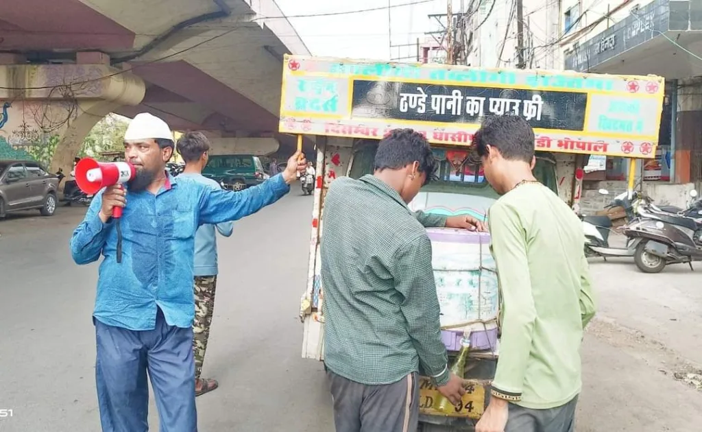 भीषण गर्मी के बीच अपनी जान की परवाह किए बेगैर असलम खान भोपाल की सड़कों पर ठंडे पानी के ज़रिए लोगों की प्यास बुझाने का कर रहे हैं प्रयास 4 भीषण गर्मी के बीच अपनी जान की परवाह किए बेगैर असलम खान भोपाल की सड़कों पर ठंडे पानी के ज़रिए लोगों की प्यास बुझाने का कर रहे हैं प्रयास | New India Times