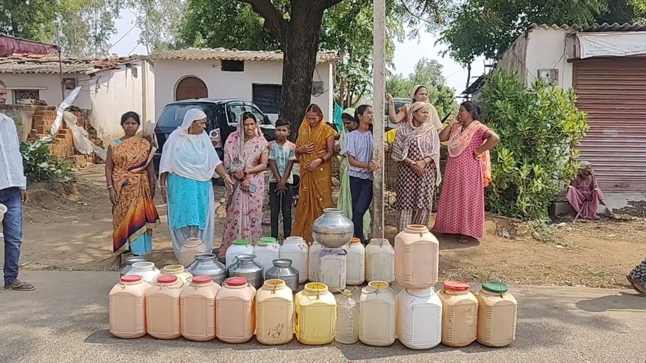 आज़ादी के बाद से नहीं सुधरी पानी की समस्या, चुनाव के समय खोखले दावों की खुली पोल, नल जल योजना भी ठप, गंदा पानी पीने को मजबूर 1 आज़ादी के बाद से नहीं सुधरी पानी की समस्या, चुनाव के समय खोखले दावों की खुली पोल, नल जल योजना भी ठप, गंदा पानी पीने को मजबूर | New India Times