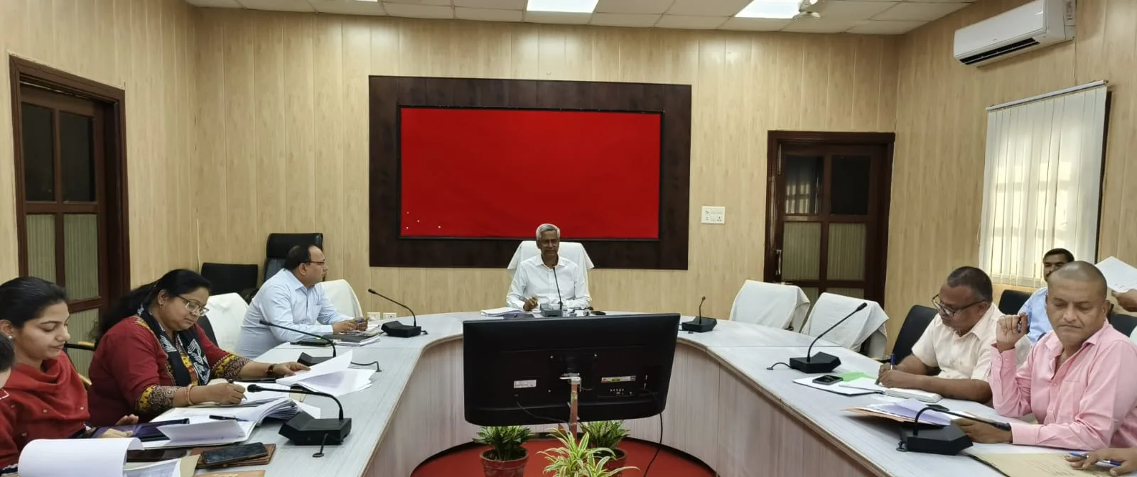 जिलाधिकारी शैलेंद्र कुमार सिंह ने कर करेत्तर मासिक समीक्षा बैठक में जाति, निवास, आय, हैसियत आदि प्रमाण पत्रों को समय पर बनाए जाने के दिये निर्देश | New India Times