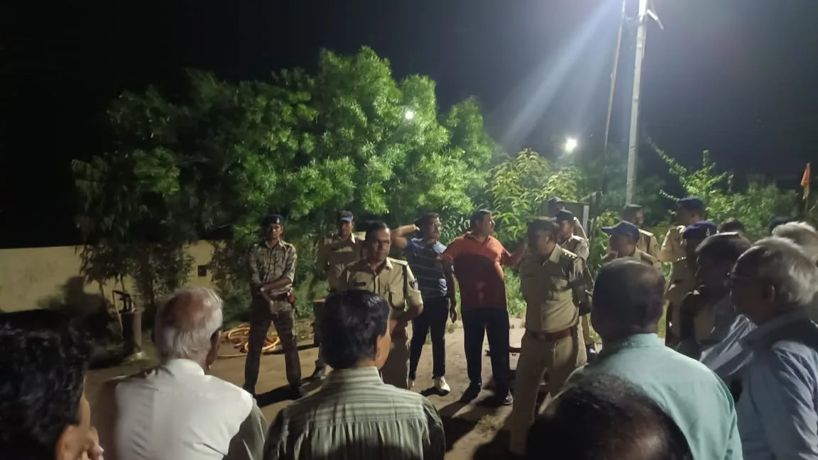 एडिशनल एसपी ने किया लालबाग थानाक्षेत्र अंतर्गत बैंक कॉलोनी में जनसंवाद, चोरियों की रोकथाम के बारे में की चर्चा | New India Times