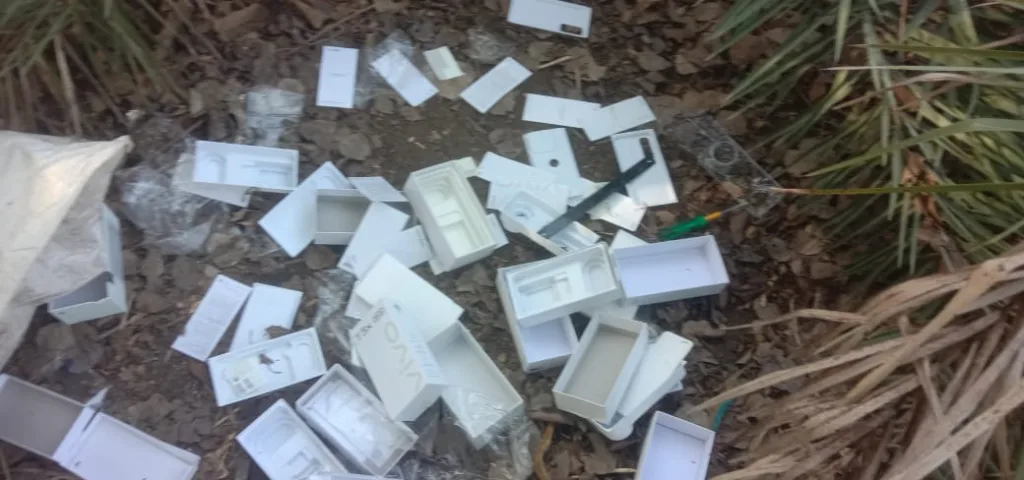 मोबाइल की दुकान में चोरों ने लाखों की मोबाइल पर किया हाथ साफ 2 मोबाइल की दुकान में चोरों ने लाखों की मोबाइल पर किया हाथ साफ | New India Times