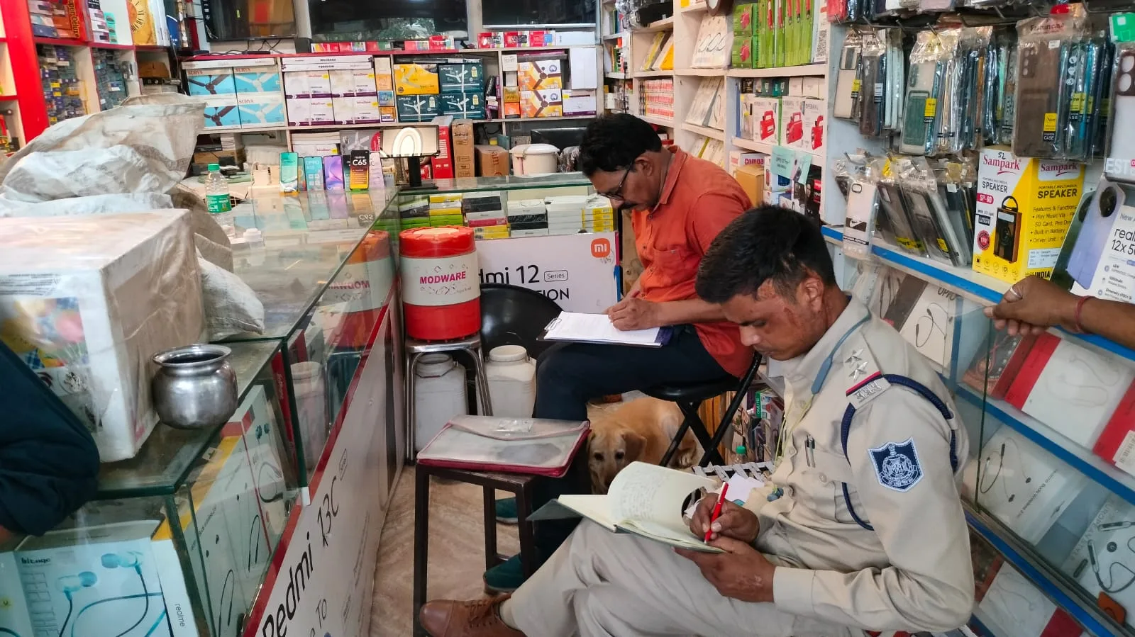 मोबाइल की दुकान में चोरों ने लाखों की मोबाइल पर किया हाथ साफ | New India Times