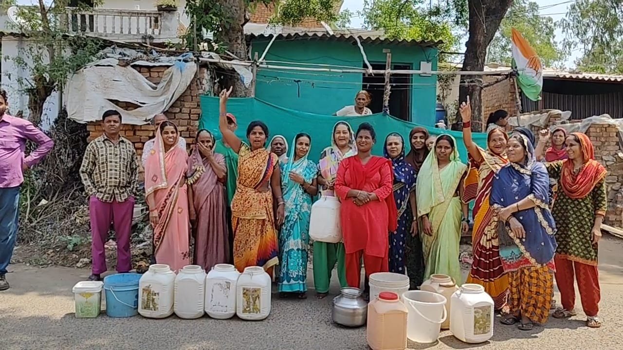 ग्रामीणों ने पेयजल की समस्याओं से परेशान होकर&nbsp; जिम्मेदारों के खिलाफ लगाए मुर्दाबाद के नारे, व्यवस्था के नाम पर आश्वासन, व्यवस्था नहीं सुधरी तो ग्रामीण उठाएंगे बड़ा कदम | New India Times