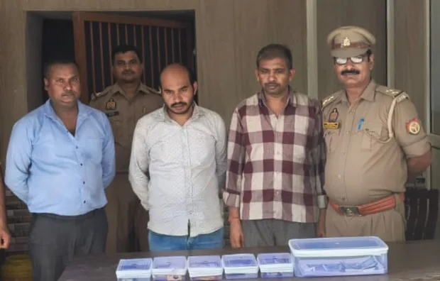 शाहजहांपुर पुलिस ने भरी मात्रा में नकली नोटों के साथ तीन लोगों को किया गिरफ्तार 2 शाहजहांपुर पुलिस ने भरी मात्रा में नकली नोटों के साथ तीन लोगों को किया गिरफ्तार | New India Times