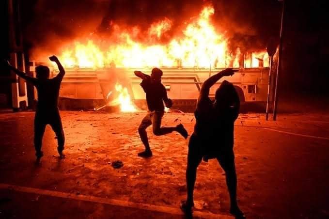 पुलिस की लापरवाही से तीन घंटे तक बनता रहा फसाद का माहौल, यंत्र में बदला भीड़ तंत्र, पथराव में चार कर्मी घायल | New India Times