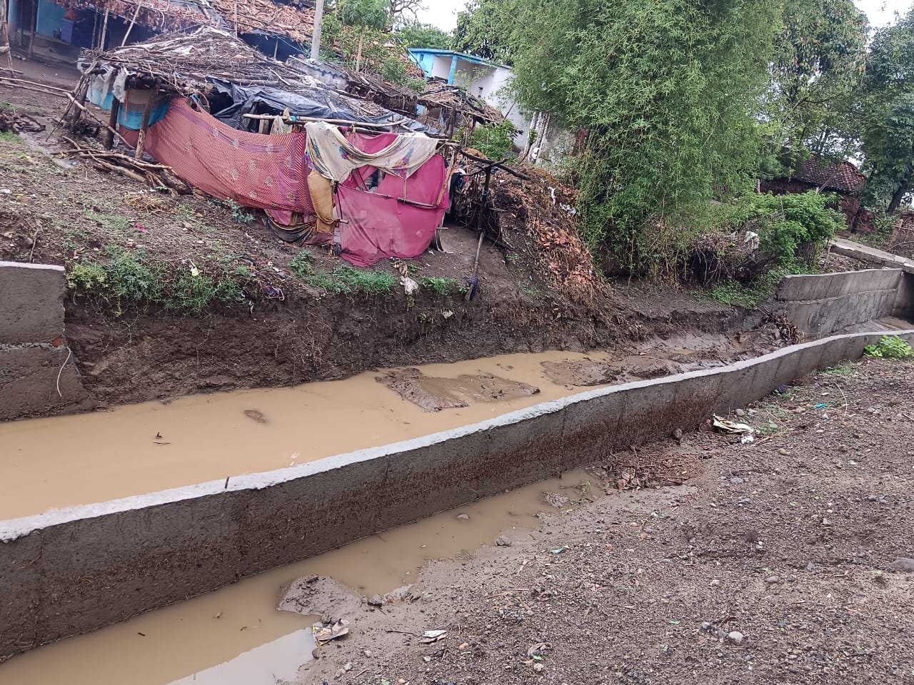 जमुनापुर परासिया में बनी हुई नाली की असामाजिकतत्वों ने की तोड़ फोड़ | New India Times