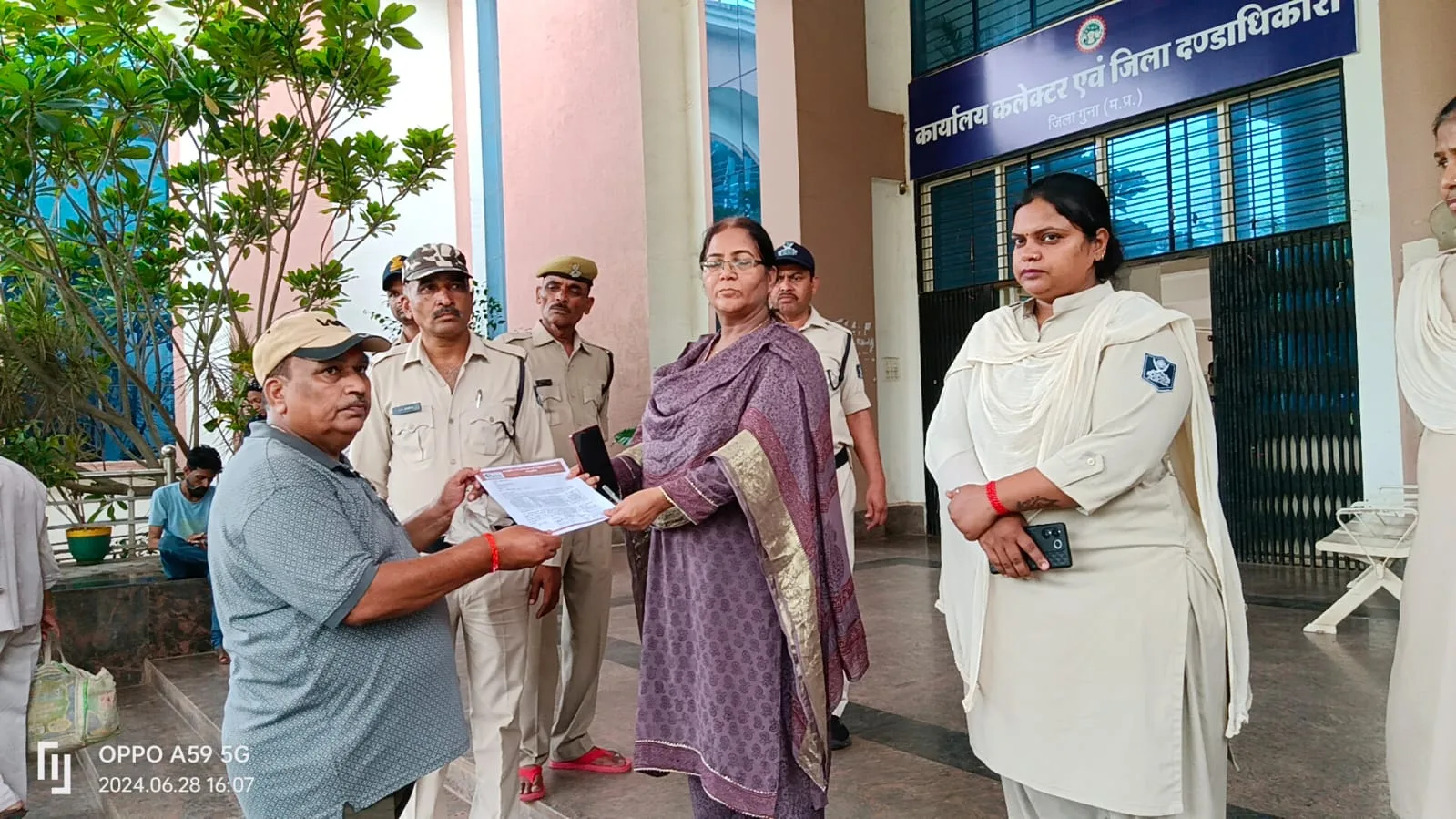 दिव्यांग हितार्थ राष्ट्रीय संस्था सक्षम द्वारा मुख्यमंत्री के नाम पेंशन बढ़ोतरी हेतु कलेक्टर गुना को दिया ज्ञापन | New India Times