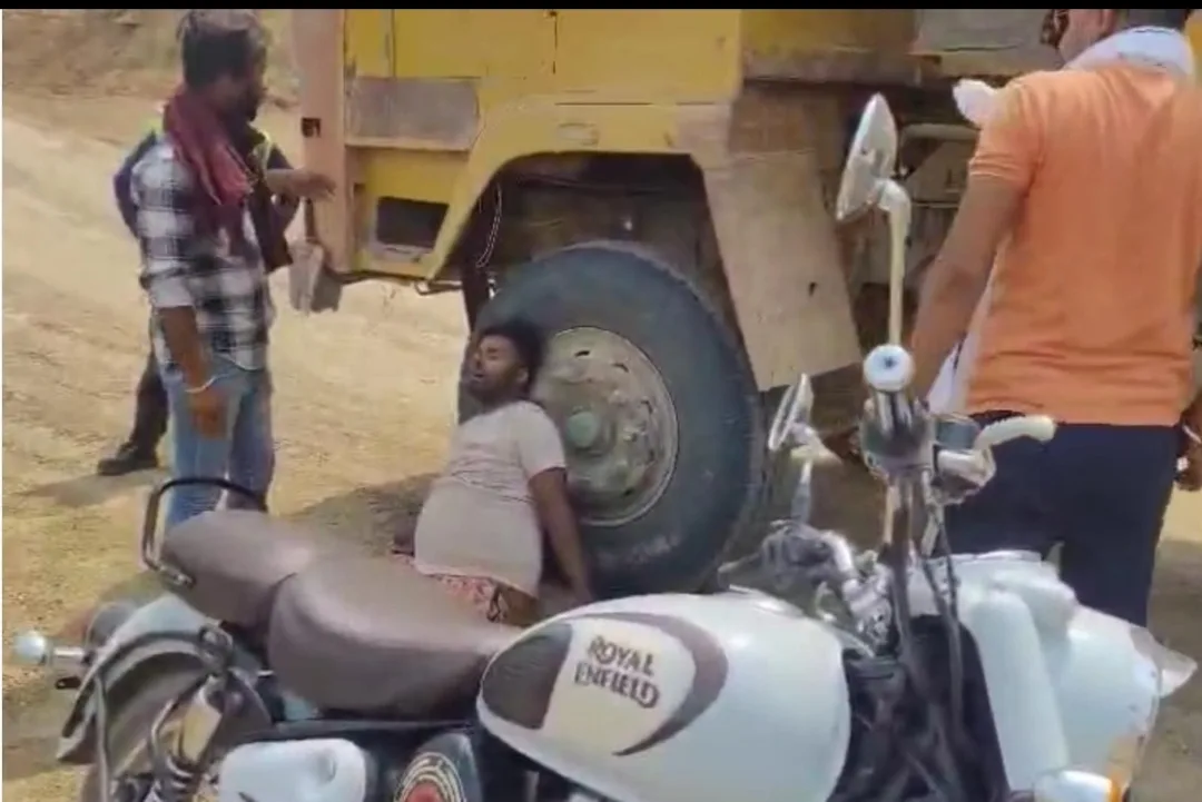 जे.के. सीमेंट प्लांट के बाउंसरों ने कोनी प्लांट में डोजर चालक को बेरहमी से पीटा, वीडियो हुआ वायरल 1 जे.के. सीमेंट प्लांट के बाउंसरों ने कोनी प्लांट में डोजर चालक को बेरहमी से पीटा, वीडियो हुआ वायरल | New India Times