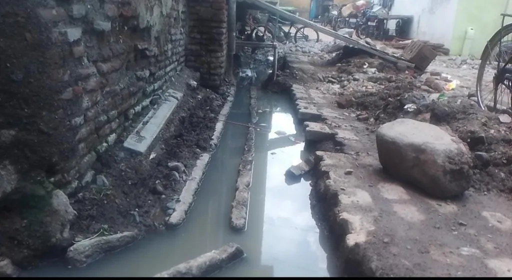 अकोट नन्दी पेठ नूरानी मस्जिद गली में नाली कार्य नहीं होने के कारण स्थानीय लोग नाराज़, ठेकेदार द्वारा कार्य में देरी से बूढ़े, बच्चे, महिला हो रहे हैं परेशान | New India Times