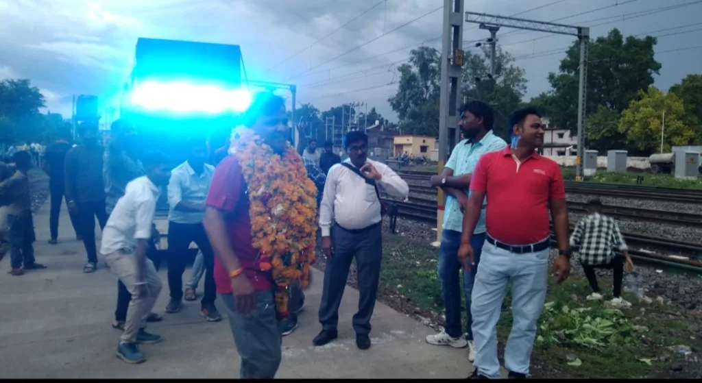 मध्य रेलवे के बुरहानपुर स्टेशन के कामरेड पुष्पेंद्र कपड़े ने एनआरएमयू चुनाव में दर्ज कराई शानदार जीत | New India Times