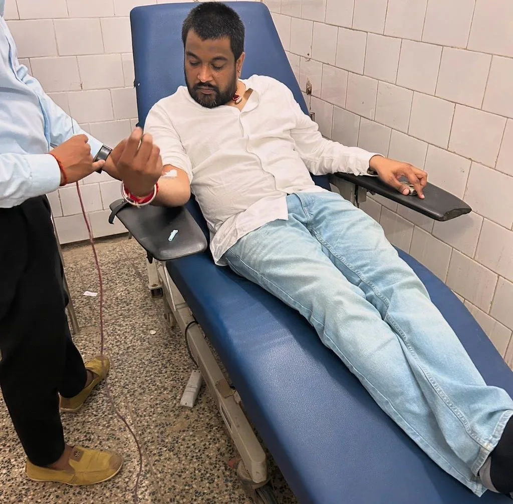 युवक कांग्रेस ने मरीजों को फल बांटकर व रक्तदान कर मनाया राहुल गांधी का जन्मदिन | New India Times