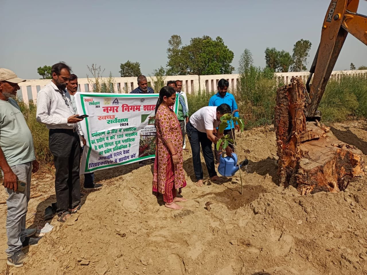 आंधी तूफान में गिरे हुए वट वृक्ष को पुनर्जीवित करने का प्रयास 1 आंधी तूफान में गिरे हुए वट वृक्ष को पुनर्जीवित करने का प्रयास | New India Times