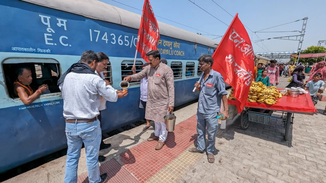 नरमू ने रेलवे स्टेशन पर लगाया ठंडे पानी और शरवत का शिविर | New India Times