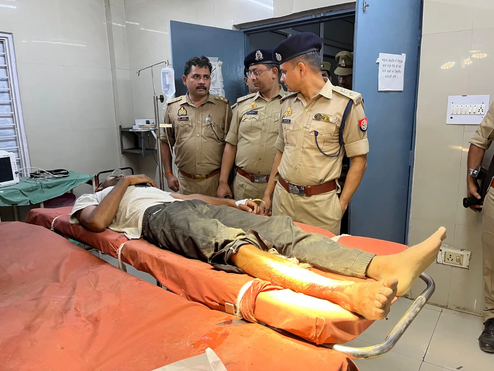 पुलिस कस्टडी में दरोगा की पिस्टल छीन कर पुलिस पार्टी पर किया फायरिंग | New India Times