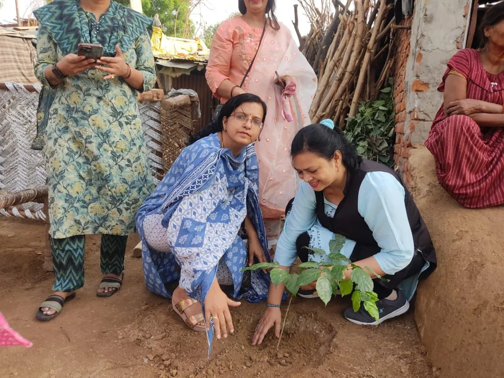 बृज यातायात एवं पर्यावरण जनजागरूकता समिति ने पर्यावरण दिवस पर किया वृक्षारोपण 2 बृज यातायात एवं पर्यावरण जनजागरूकता समिति ने पर्यावरण दिवस पर किया वृक्षारोपण | New India Times