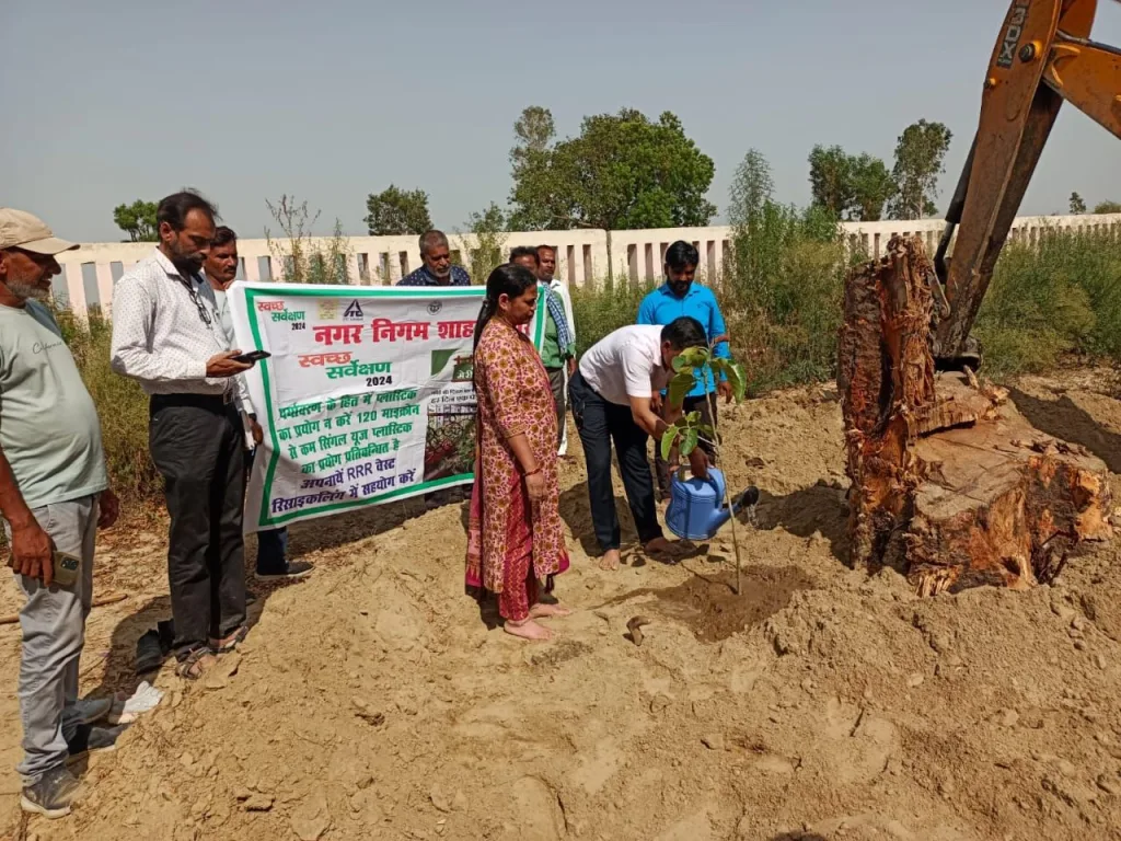 आंधी तूफान में गिरे हुए वट वृक्ष को पुनर्जीवित करने का प्रयास 2 आंधी तूफान में गिरे हुए वट वृक्ष को पुनर्जीवित करने का प्रयास | New India Times