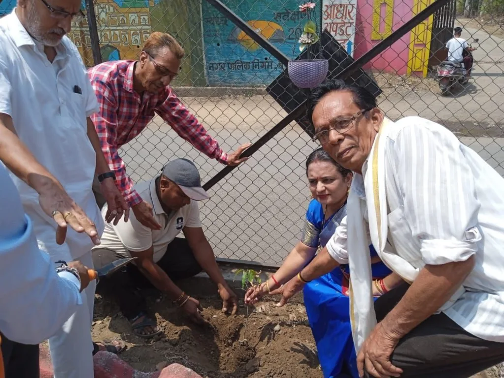 आओ बुरहानपुर जिले को हरा-भरा बनाए अभियान के अन्तर्गत ताप्ती सेवा समिति ने किया वृक्षारोपण 2 आओ बुरहानपुर जिले को हरा-भरा बनाए अभियान के अन्तर्गत ताप्ती सेवा समिति ने किया वृक्षारोपण | New India Times
