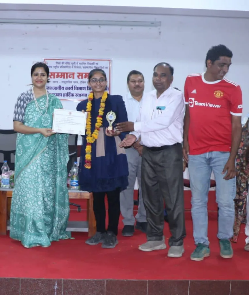 कलेक्टर द्वारा कक्षा 10 वीं एवं 12 वीं बोर्ड परीक्षा में मेरिट एवं शालेय राष्ट्रीय प्रतियोगिता में पुरुस्कार हेतु विजेता/सहभागिता खिलाड़ियों का प्रशस्ति पत्र एवं शील्ड देकर किया गया सम्मानित 6 कलेक्टर द्वारा कक्षा 10 वीं एवं 12 वीं बोर्ड परीक्षा में मेरिट एवं शालेय राष्ट्रीय प्रतियोगिता में पुरुस्कार हेतु विजेता/सहभागिता खिलाड़ियों का प्रशस्ति पत्र एवं शील्ड देकर किया गया सम्मानित | New India Times