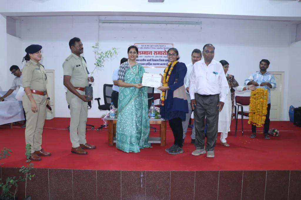 कलेक्टर द्वारा कक्षा 10 वीं एवं 12 वीं बोर्ड परीक्षा में मेरिट एवं शालेय राष्ट्रीय प्रतियोगिता में पुरुस्कार हेतु विजेता/सहभागिता खिलाड़ियों का प्रशस्ति पत्र एवं शील्ड देकर किया गया सम्मानित 5 कलेक्टर द्वारा कक्षा 10 वीं एवं 12 वीं बोर्ड परीक्षा में मेरिट एवं शालेय राष्ट्रीय प्रतियोगिता में पुरुस्कार हेतु विजेता/सहभागिता खिलाड़ियों का प्रशस्ति पत्र एवं शील्ड देकर किया गया सम्मानित | New India Times