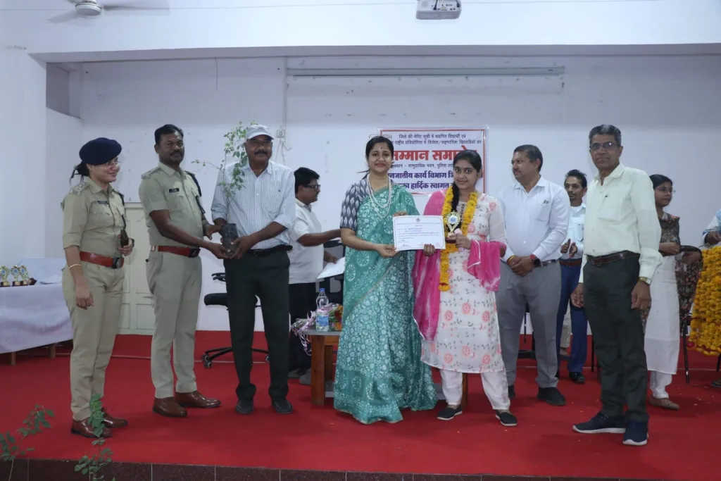 कलेक्टर द्वारा कक्षा 10 वीं एवं 12 वीं बोर्ड परीक्षा में मेरिट एवं शालेय राष्ट्रीय प्रतियोगिता में पुरुस्कार हेतु विजेता/सहभागिता खिलाड़ियों का प्रशस्ति पत्र एवं शील्ड देकर किया गया सम्मानित 4 कलेक्टर द्वारा कक्षा 10 वीं एवं 12 वीं बोर्ड परीक्षा में मेरिट एवं शालेय राष्ट्रीय प्रतियोगिता में पुरुस्कार हेतु विजेता/सहभागिता खिलाड़ियों का प्रशस्ति पत्र एवं शील्ड देकर किया गया सम्मानित | New India Times