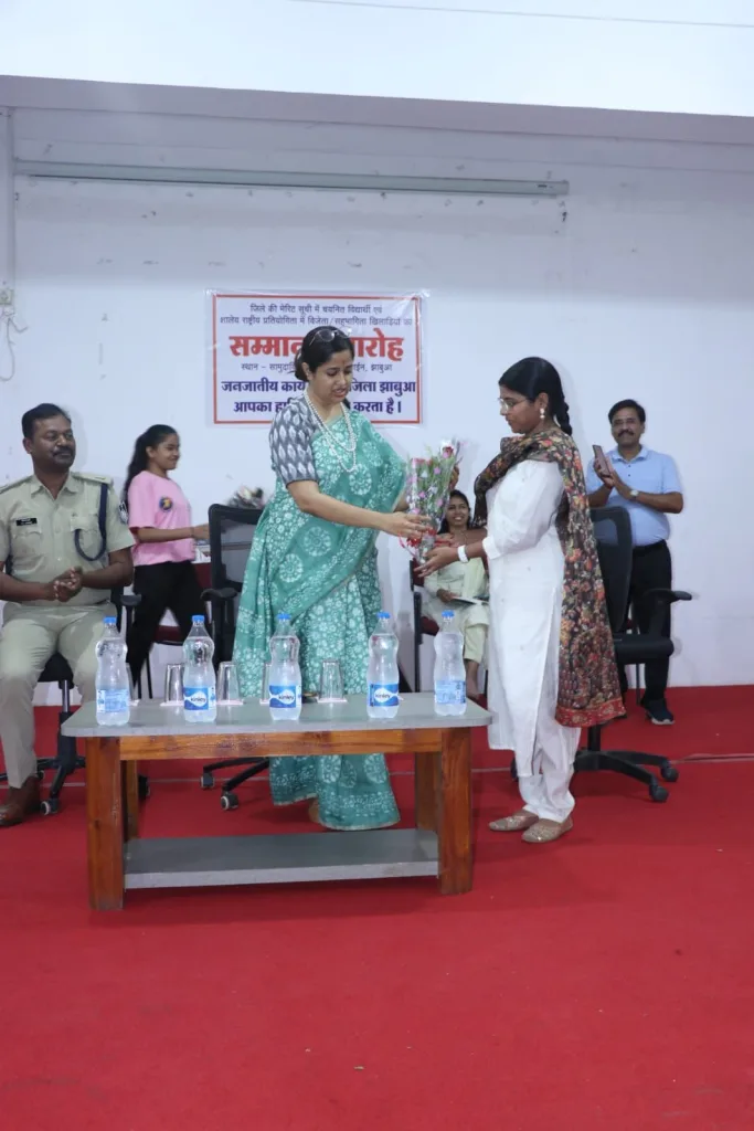 कलेक्टर द्वारा कक्षा 10 वीं एवं 12 वीं बोर्ड परीक्षा में मेरिट एवं शालेय राष्ट्रीय प्रतियोगिता में पुरुस्कार हेतु विजेता/सहभागिता खिलाड़ियों का प्रशस्ति पत्र एवं शील्ड देकर किया गया सम्मानित 3 कलेक्टर द्वारा कक्षा 10 वीं एवं 12 वीं बोर्ड परीक्षा में मेरिट एवं शालेय राष्ट्रीय प्रतियोगिता में पुरुस्कार हेतु विजेता/सहभागिता खिलाड़ियों का प्रशस्ति पत्र एवं शील्ड देकर किया गया सम्मानित | New India Times