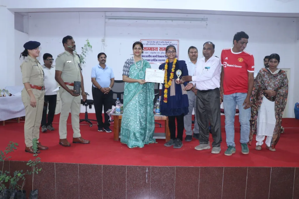 कलेक्टर द्वारा कक्षा 10 वीं एवं 12 वीं बोर्ड परीक्षा में मेरिट एवं शालेय राष्ट्रीय प्रतियोगिता में पुरुस्कार हेतु विजेता/सहभागिता खिलाड़ियों का प्रशस्ति पत्र एवं शील्ड देकर किया गया सम्मानित 2 कलेक्टर द्वारा कक्षा 10 वीं एवं 12 वीं बोर्ड परीक्षा में मेरिट एवं शालेय राष्ट्रीय प्रतियोगिता में पुरुस्कार हेतु विजेता/सहभागिता खिलाड़ियों का प्रशस्ति पत्र एवं शील्ड देकर किया गया सम्मानित | New India Times