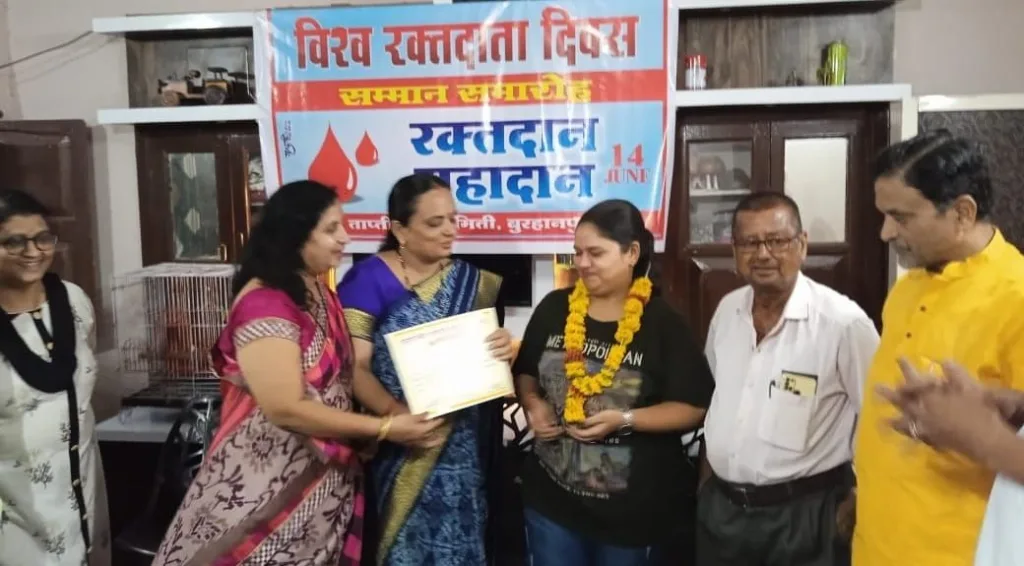 विश्व रक्तदान दिवस पर रक्तदान दाताओं का ताप्ती सेवा समिति ने किया सम्मान 2 विश्व रक्तदान दिवस पर रक्तदान दाताओं का ताप्ती सेवा समिति ने किया सम्मान | New India Times