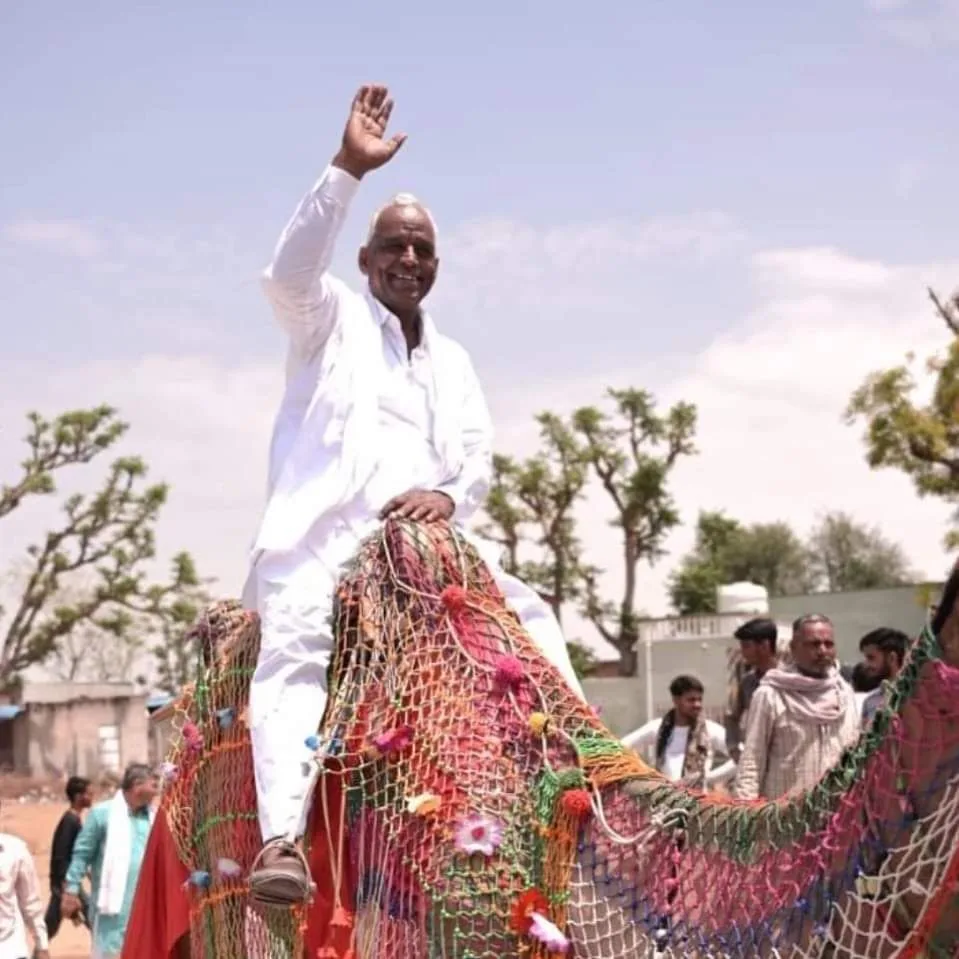 सीकर के गरीब-पीड़ित व मज़लूम लोगों को कामरेड अमरा राम के रुप में पहली दफा हितैषी सांसद मिला, सांसद अमरा राम के कमज़ोर व पीड़ित लोगों के साथ खड़े होने से एक तबके में खलबली | New India Times