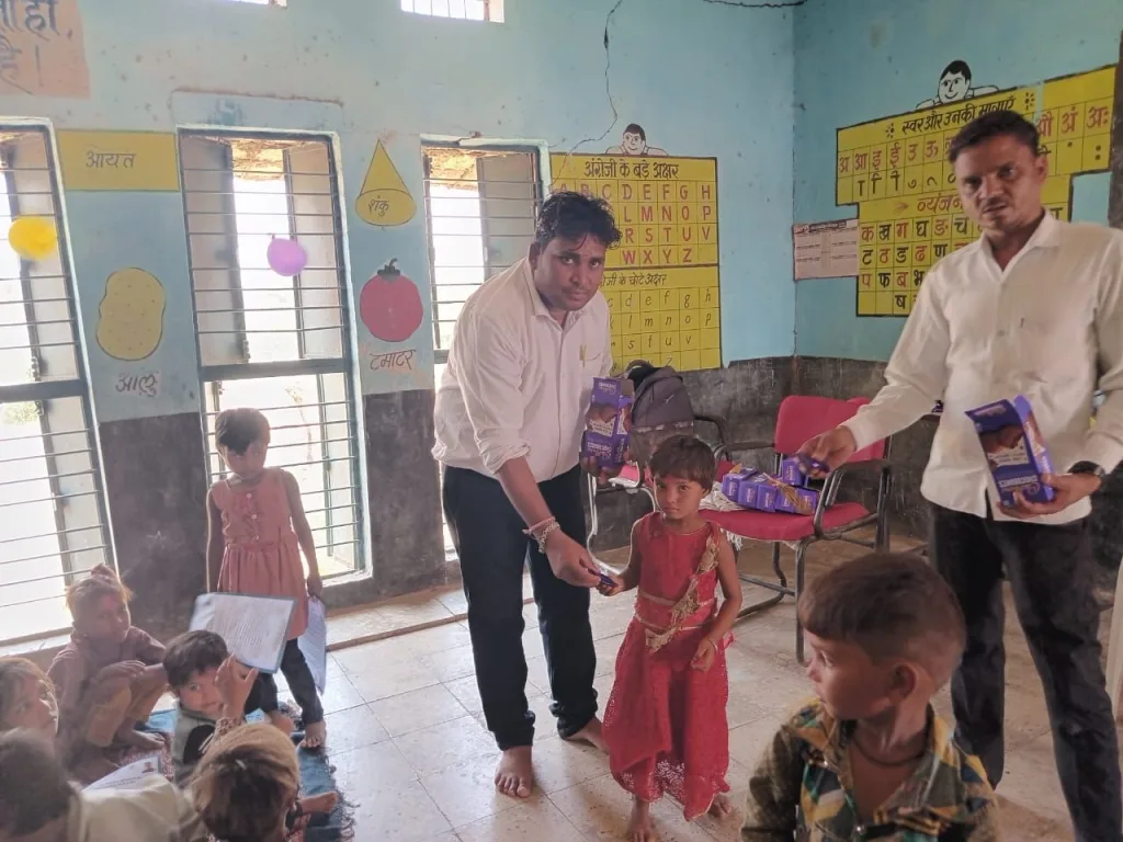 प्रवेश उत्सव के अवसर पर रोटरी क्लब अपना ने प्राथमिक स्कूल के बच्चों को उच्च क्वालिटी के बिस्कुट किये वितरण 2 प्रवेश उत्सव के अवसर पर रोटरी क्लब अपना ने प्राथमिक स्कूल के बच्चों को उच्च क्वालिटी के बिस्कुट किये वितरण | New India Times