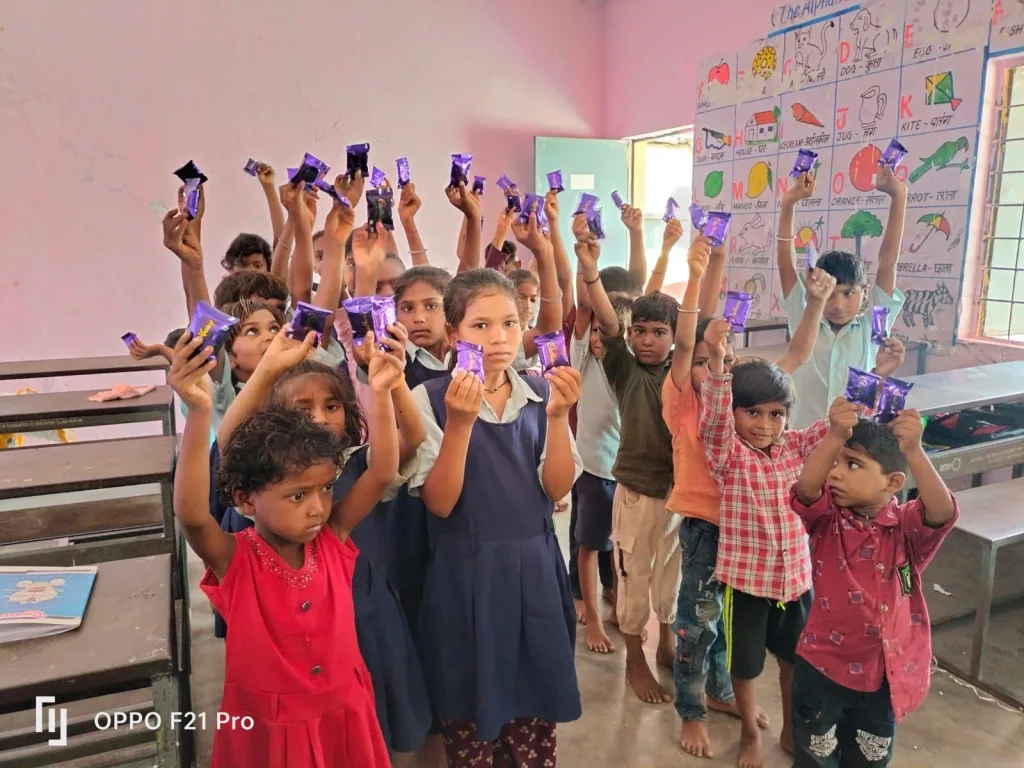 प्रवेश उत्सव के अवसर पर रोटरी क्लब अपना ने प्राथमिक स्कूल के बच्चों को उच्च क्वालिटी के बिस्कुट किये वितरण 4 प्रवेश उत्सव के अवसर पर रोटरी क्लब अपना ने प्राथमिक स्कूल के बच्चों को उच्च क्वालिटी के बिस्कुट किये वितरण | New India Times