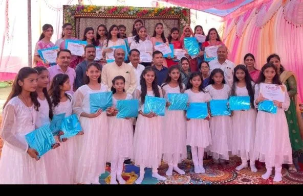 त्रेमासिक मेंहदी एवं ब्यूटी पार्लर प्रशिक्षण का दिक्षांत समारोह रंगारंग प्रस्तुतियों के साथ सम्पन्न 2 त्रेमासिक मेंहदी एवं ब्यूटी पार्लर प्रशिक्षण का दिक्षांत समारोह रंगारंग प्रस्तुतियों के साथ सम्पन्न | New India Times