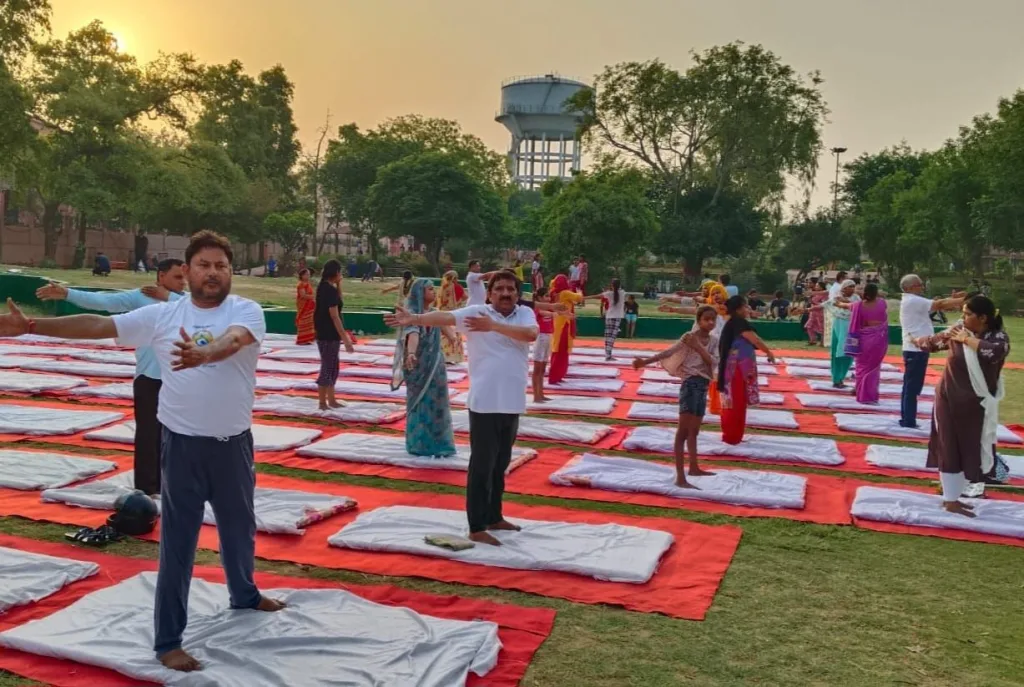 मोहन पहलवान स्पोर्ट्स स्टेडियम गणेशरा में आयोजित हुआ भव्य दशम अन्तर्राष्ट्रीय योग दिवस कार्यक्रम | New India Times