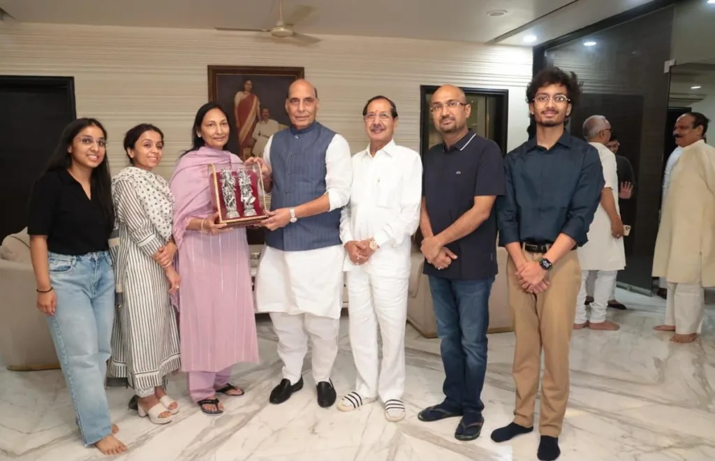 जीएलए विश्वविद्यालय के कुलपति से उनके घर जाकर मिले रक्षामंत्री राजनाथ सिंह 2 जीएलए विश्वविद्यालय के कुलपति से उनके घर जाकर मिले रक्षामंत्री राजनाथ सिंह | New India Times