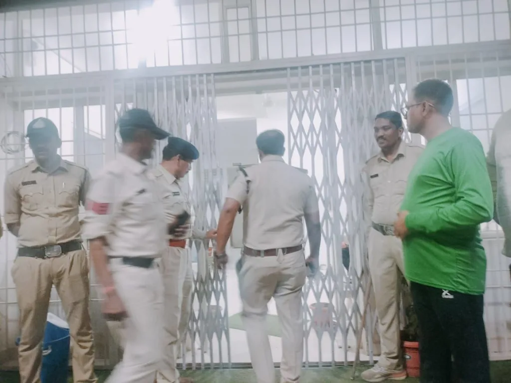 शाहरुख ने रोहित बनकर की युवती से दोस्ती, फिर बनाया इस्लाम धर्म अपनाने का दबाव | New India Times