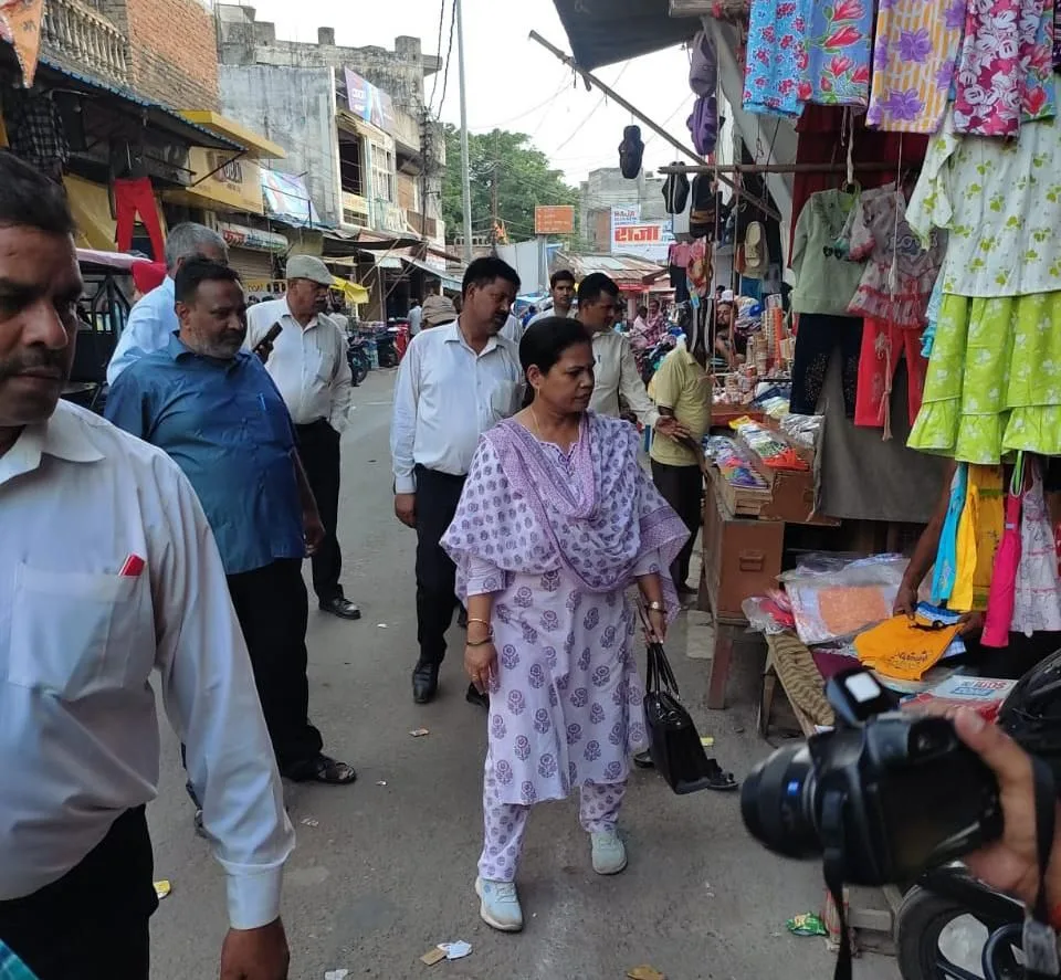 उप नगर आयुक्त संगीता कुमारी ने सड़क पर अतिक्रमण करने वालों को दी हिदायत 2 उप नगर आयुक्त संगीता कुमारी ने सड़क पर अतिक्रमण करने वालों को दी हिदायत | New India Times