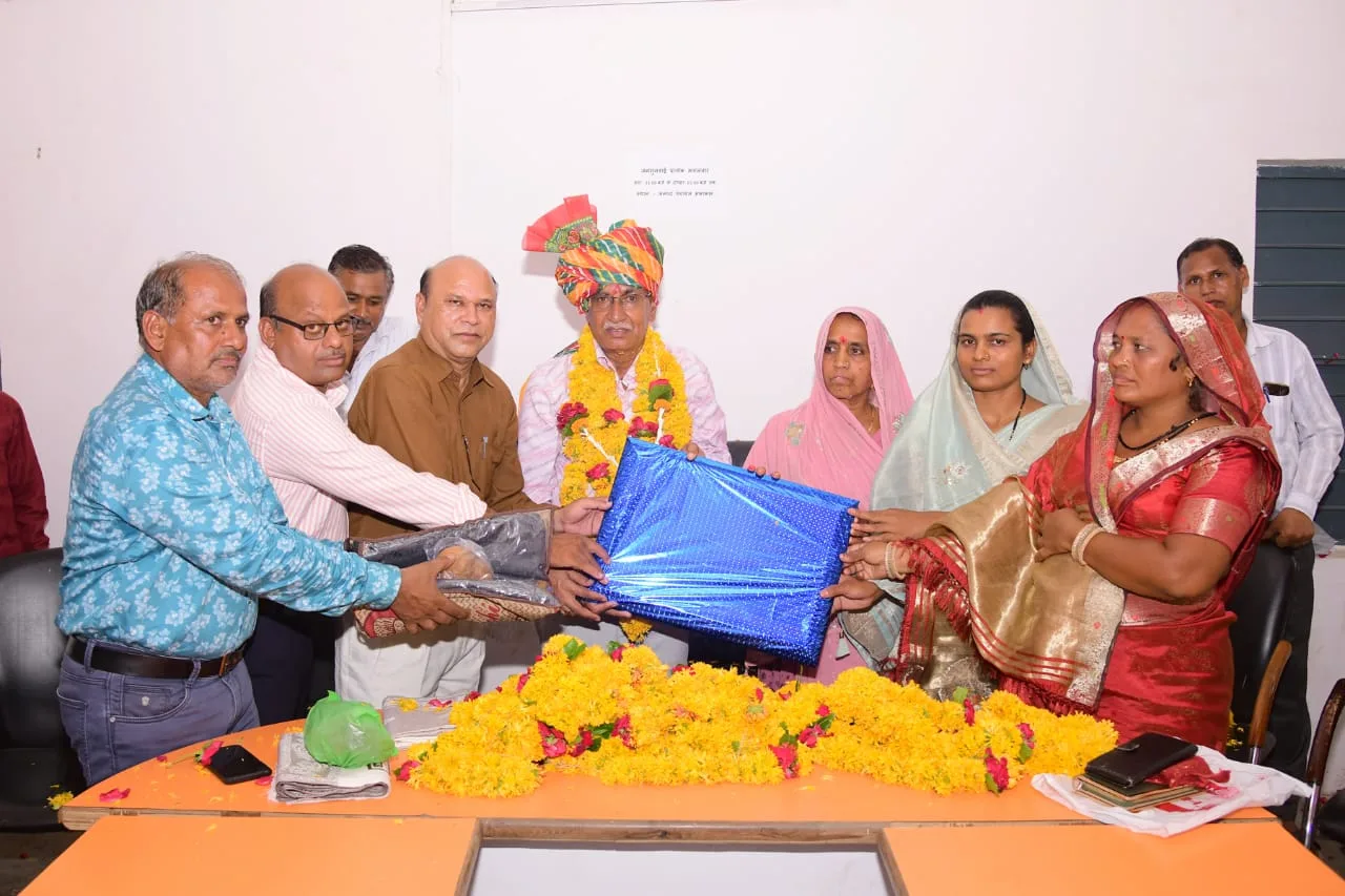 मेघनगर जनपद पंचायत के लेखापाल कंठालिया बावजी का सेवानिवृत्त पर सचिवों एवं समाज जनों ने किया सम्मान | New India Times