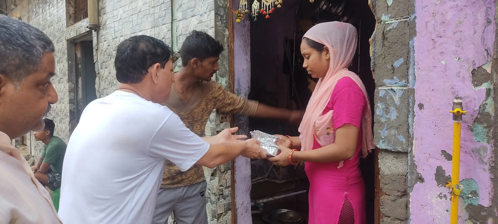 पानी की टंकी हादसे से पीड़ितों के लिए समाजसेवियों ने बढ़ाया हाथ | New India Times