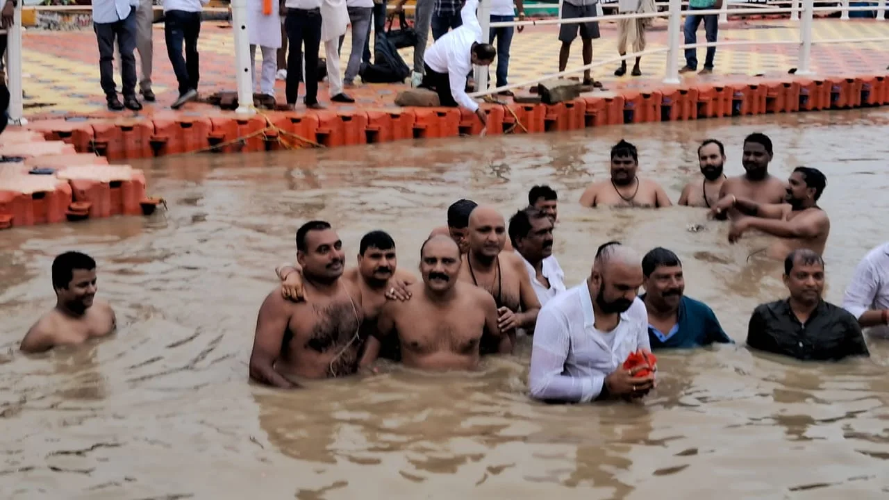 बिहार के डिप्टी सीएम सम्राट चौधरी ने अपनी क़सम तोड़ते हुए अयोध्या में उतारी अपनी पगड़ी साथ ही सरजू नदी में लगाई डुबकी | New India Times